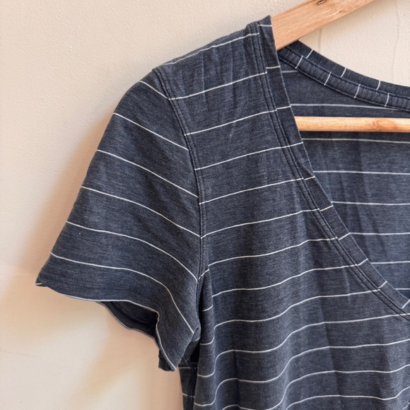 Lululemon Gray Stripe V Neck Short Sleeve Womens Size S T Shirt Activewear - Picture 3 of 9